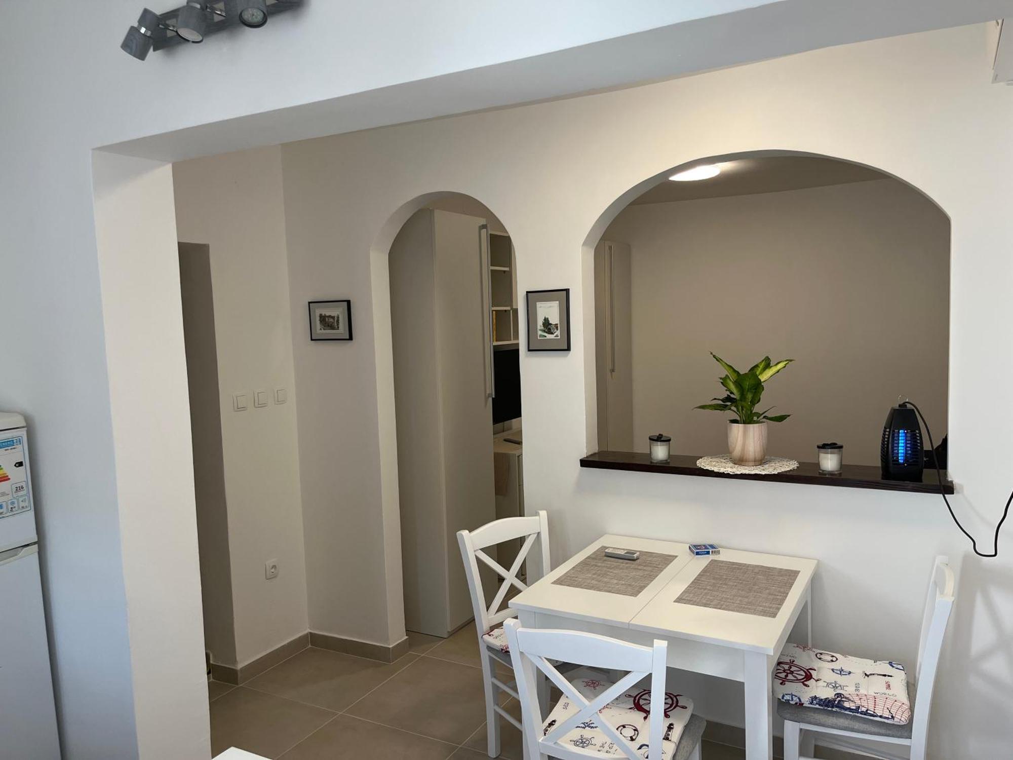 Apartment Angels - Anna Pula